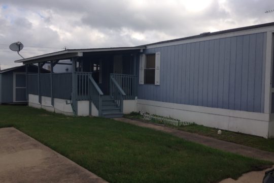 This cozy mobile home ready to move in